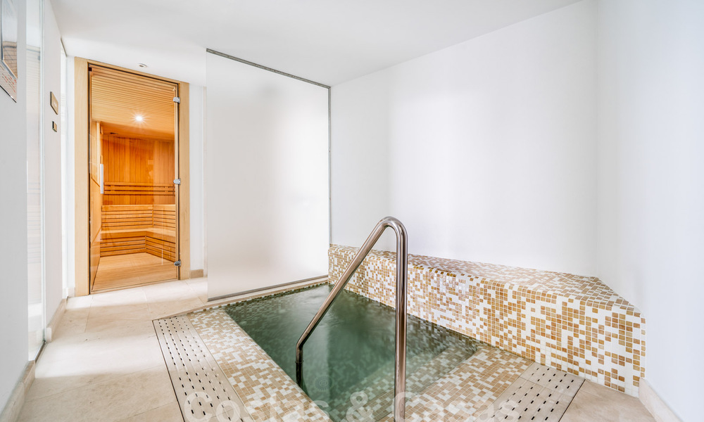 Sofisticado y moderno apartamento en venta con vistas al mar, golf y montaña en Benahavis – Marbella 63154