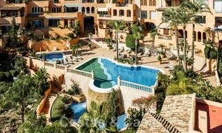 Apartamento de lujo en venta con un interior moderno en una ubanización de lujo en el valle del golf de Nueva Andalucia, Marbella 63265 