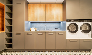 Apartamento de lujo en venta con un interior moderno en una ubanización de lujo en el valle del golf de Nueva Andalucia, Marbella 63267 