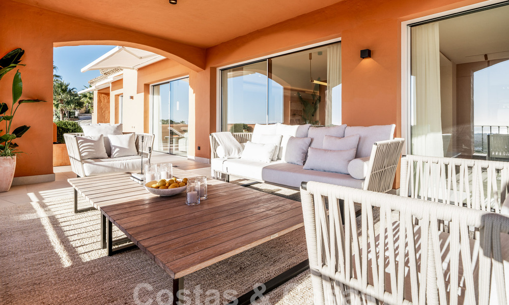 Apartamento de lujo en venta con un interior moderno en una ubanización de lujo en el valle del golf de Nueva Andalucia, Marbella 63274
