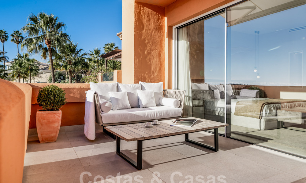 Apartamento de lujo en venta con un interior moderno en una ubanización de lujo en el valle del golf de Nueva Andalucia, Marbella 63275