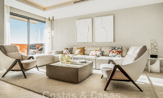 Apartamento de lujo en venta con un interior moderno en una ubanización de lujo en el valle del golf de Nueva Andalucia, Marbella 63278 
