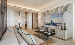 Apartamento de lujo en venta con un interior moderno en una ubanización de lujo en el valle del golf de Nueva Andalucia, Marbella 63281 