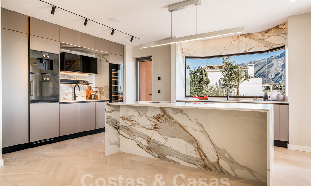 Apartamento de lujo en venta con un interior moderno en una ubanización de lujo en el valle del golf de Nueva Andalucia, Marbella 63283