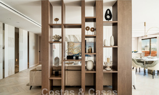 Apartamento de lujo en venta con un interior moderno en una ubanización de lujo en el valle del golf de Nueva Andalucia, Marbella 63295 