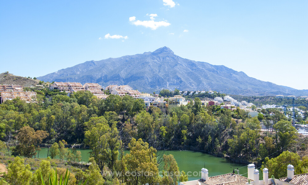 Apartamento de lujo en venta con un interior moderno en una ubanización de lujo en el valle del golf de Nueva Andalucia, Marbella 63392