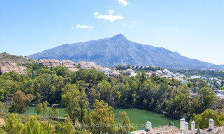 Apartamento de lujo en venta con un interior moderno en una ubanización de lujo en el valle del golf de Nueva Andalucia, Marbella 63392 