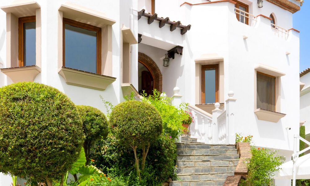 Villa mediterránea de lujo con vistas al mar en venta en un entorno de golf cerca del centro de Estepona 63338