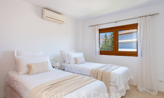 Villa mediterránea de lujo con vistas al mar en venta en un entorno de golf cerca del centro de Estepona 63342 