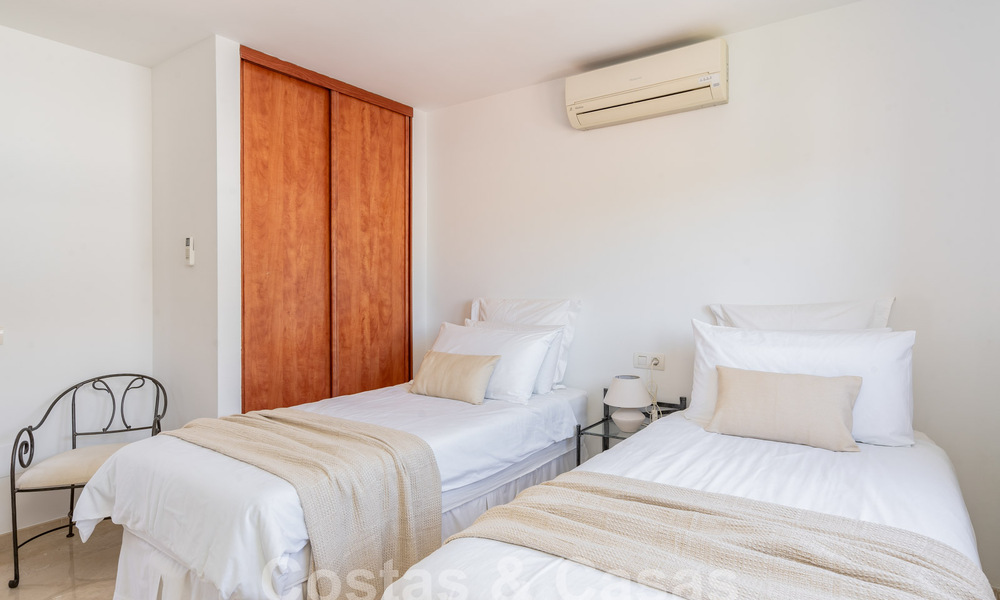 Villa mediterránea de lujo con vistas al mar en venta en un entorno de golf cerca del centro de Estepona 63343