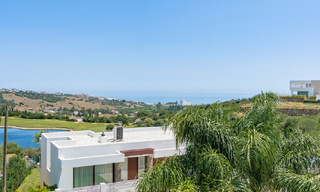 Villa mediterránea de lujo con vistas al mar en venta en un entorno de golf cerca del centro de Estepona 63346 