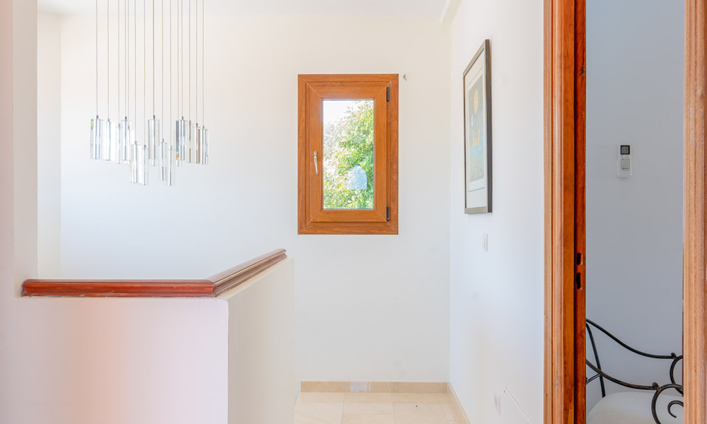 Villa mediterránea de lujo con vistas al mar en venta en un entorno de golf cerca del centro de Estepona 63348