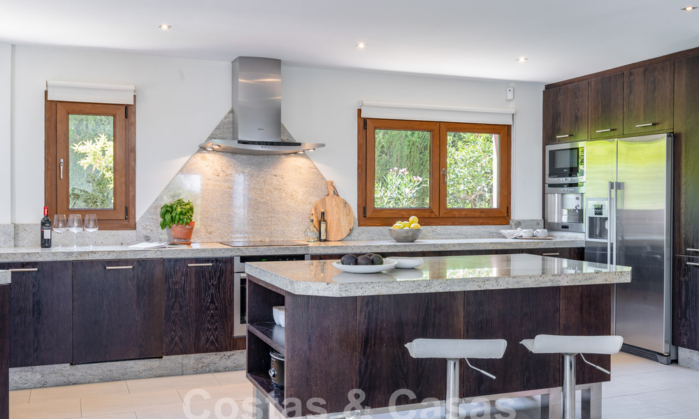 Villa mediterránea de lujo con vistas al mar en venta en un entorno de golf cerca del centro de Estepona 63350