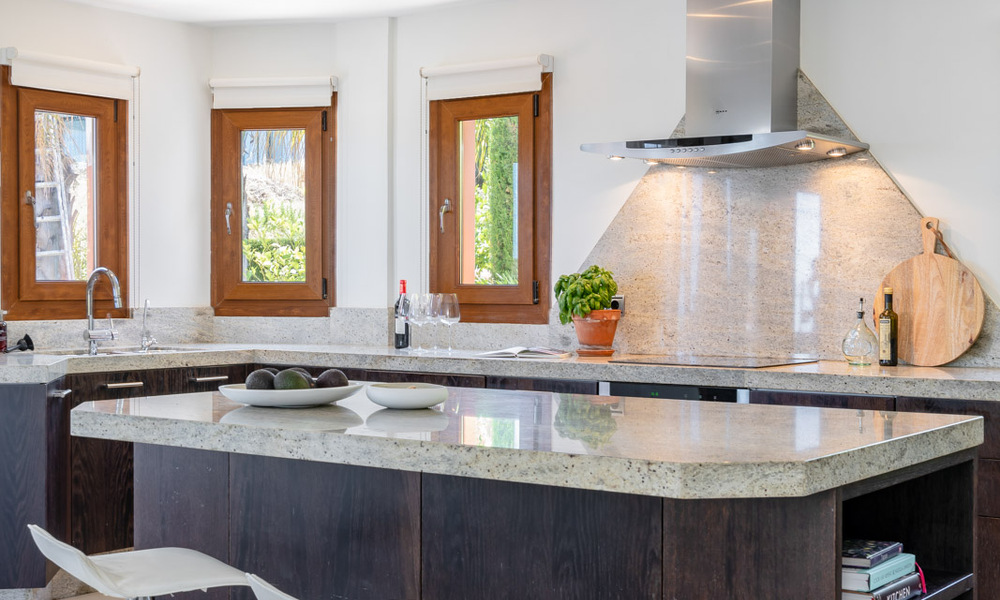 Villa mediterránea de lujo con vistas al mar en venta en un entorno de golf cerca del centro de Estepona 63351