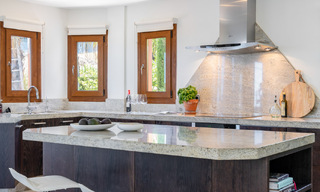 Villa mediterránea de lujo con vistas al mar en venta en un entorno de golf cerca del centro de Estepona 63351 