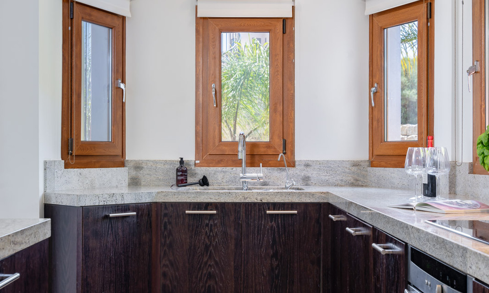 Villa mediterránea de lujo con vistas al mar en venta en un entorno de golf cerca del centro de Estepona 63352