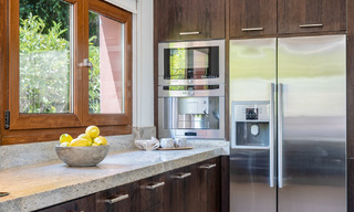 Villa mediterránea de lujo con vistas al mar en venta en un entorno de golf cerca del centro de Estepona 63353 