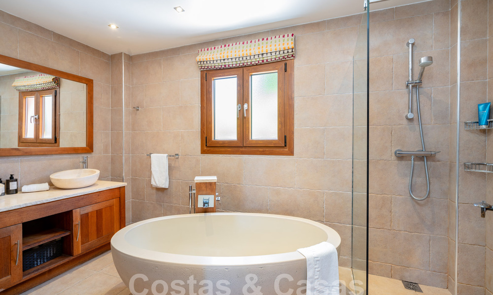 Villa mediterránea de lujo con vistas al mar en venta en un entorno de golf cerca del centro de Estepona 63358