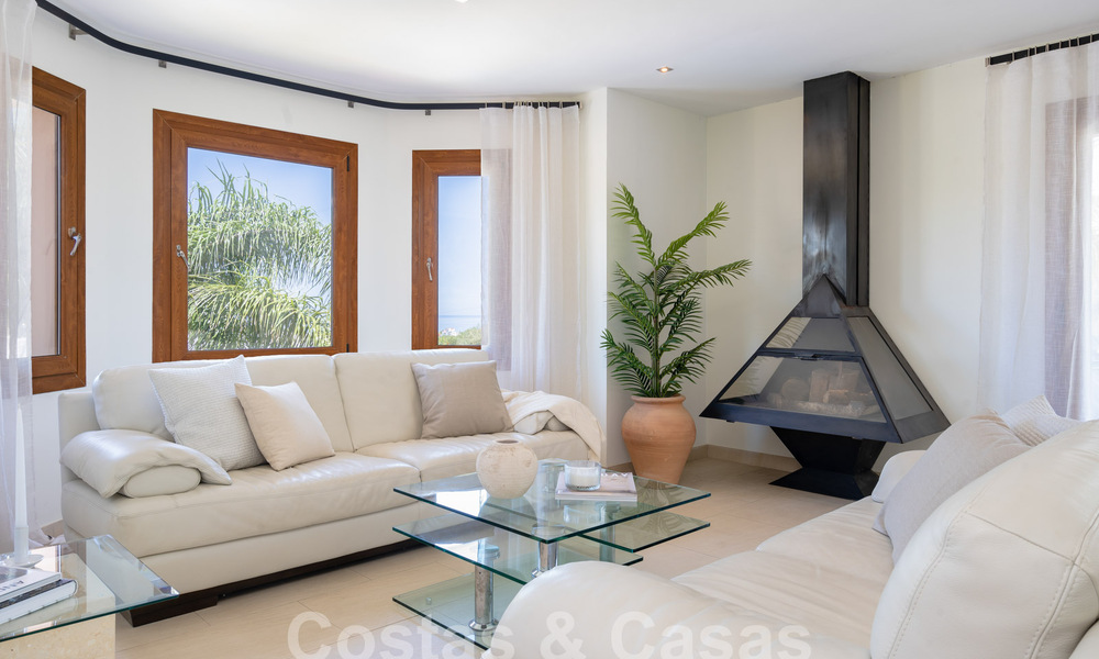 Villa mediterránea de lujo con vistas al mar en venta en un entorno de golf cerca del centro de Estepona 63360