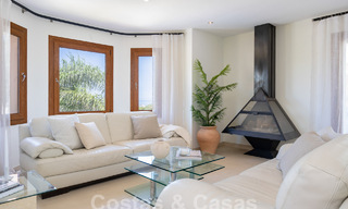 Villa mediterránea de lujo con vistas al mar en venta en un entorno de golf cerca del centro de Estepona 63360 