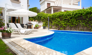 Villa mediterránea de lujo con vistas al mar en venta en un entorno de golf cerca del centro de Estepona 63370 
