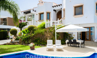 Villa mediterránea de lujo con vistas al mar en venta en un entorno de golf cerca del centro de Estepona 63371 