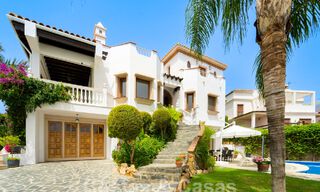 Villa mediterránea de lujo con vistas al mar en venta en un entorno de golf cerca del centro de Estepona 63372 