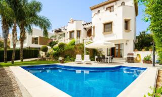 Villa mediterránea de lujo con vistas al mar en venta en un entorno de golf cerca del centro de Estepona 63373 