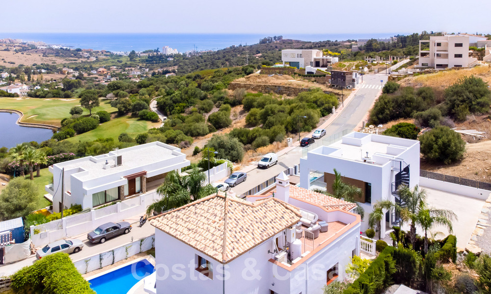 Villa mediterránea de lujo con vistas al mar en venta en un entorno de golf cerca del centro de Estepona 63375