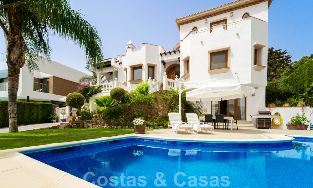 Villa mediterránea de lujo con vistas al mar en venta en un entorno de golf cerca del centro de Estepona 63385