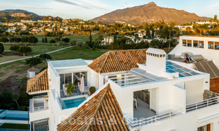 Lujoso ático dúplex con interior contemporáneo en venta, en primera línea de golf en el valle del golf de Nueva Andalucía, Marbella 63302 