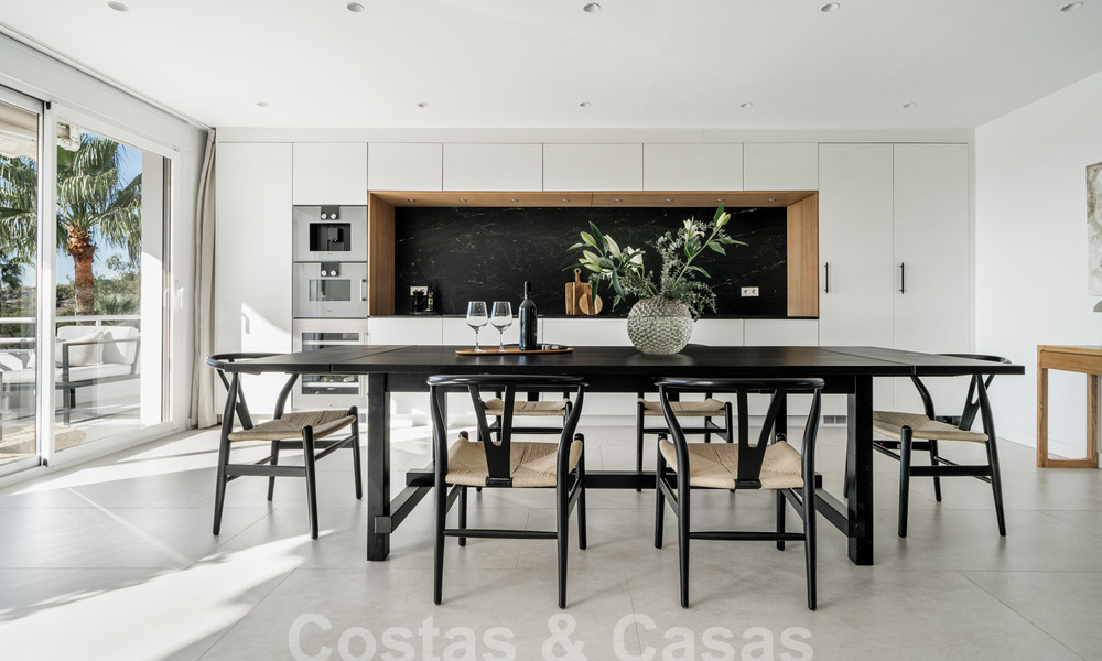 Lujoso ático dúplex con interior contemporáneo en venta, en primera línea de golf en el valle del golf de Nueva Andalucía, Marbella 63305