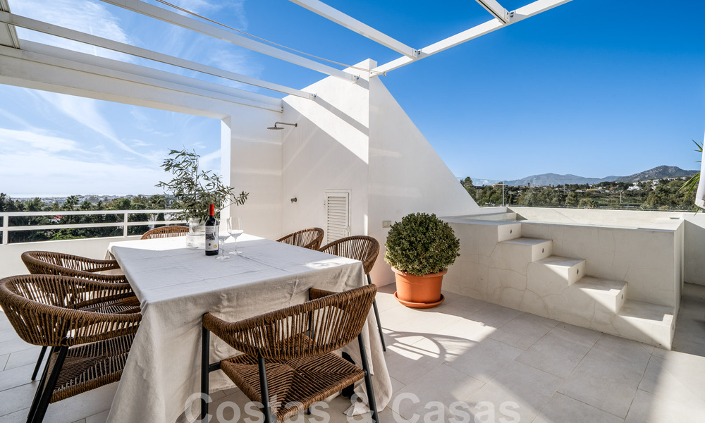 Lujoso ático dúplex con interior contemporáneo en venta, en primera línea de golf en el valle del golf de Nueva Andalucía, Marbella 63316