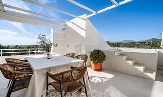 Lujoso ático dúplex con interior contemporáneo en venta, en primera línea de golf en el valle del golf de Nueva Andalucía, Marbella 63316 