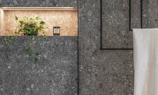 Lujoso ático dúplex con interior contemporáneo en venta, en primera línea de golf en el valle del golf de Nueva Andalucía, Marbella 63319 