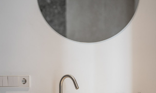 Lujoso ático dúplex con interior contemporáneo en venta, en primera línea de golf en el valle del golf de Nueva Andalucía, Marbella 63320 