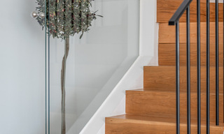 Lujoso ático dúplex con interior contemporáneo en venta, en primera línea de golf en el valle del golf de Nueva Andalucía, Marbella 63321 