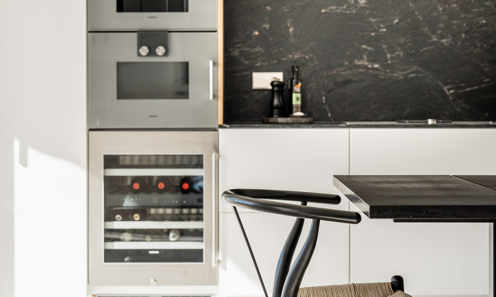 Lujoso ático dúplex con interior contemporáneo en venta, en primera línea de golf en el valle del golf de Nueva Andalucía, Marbella 63322