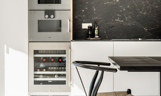 Lujoso ático dúplex con interior contemporáneo en venta, en primera línea de golf en el valle del golf de Nueva Andalucía, Marbella 63322 