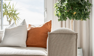 Lujoso ático dúplex con interior contemporáneo en venta, en primera línea de golf en el valle del golf de Nueva Andalucía, Marbella 63323 