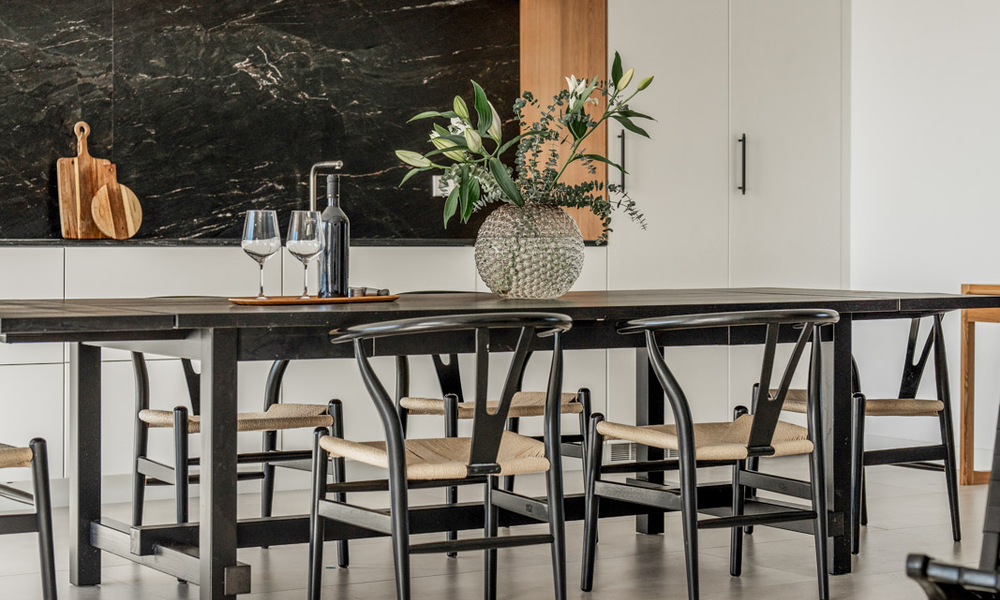 Lujoso ático dúplex con interior contemporáneo en venta, en primera línea de golf en el valle del golf de Nueva Andalucía, Marbella 63324