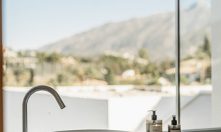 Lujoso ático dúplex con interior contemporáneo en venta, en primera línea de golf en el valle del golf de Nueva Andalucía, Marbella 63326 