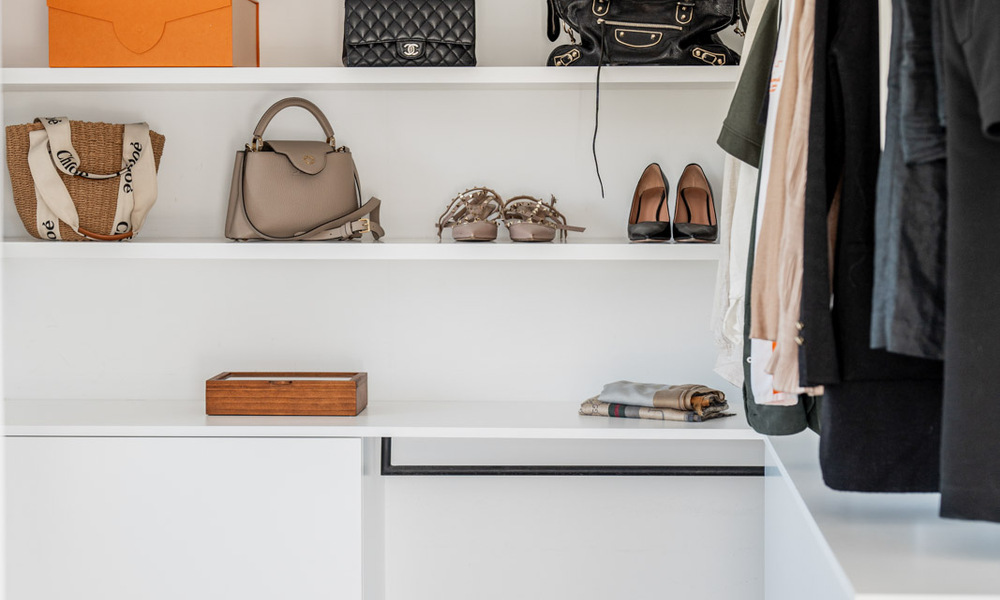 Lujoso ático dúplex con interior contemporáneo en venta, en primera línea de golf en el valle del golf de Nueva Andalucía, Marbella 63327