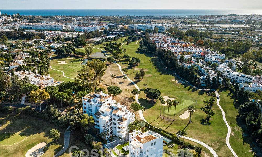 Lujoso ático dúplex con interior contemporáneo en venta, en primera línea de golf en el valle del golf de Nueva Andalucía, Marbella 63330