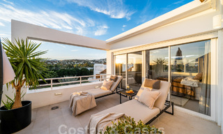 Lujoso ático dúplex con interior contemporáneo en venta, en primera línea de golf en el valle del golf de Nueva Andalucía, Marbella 63332 