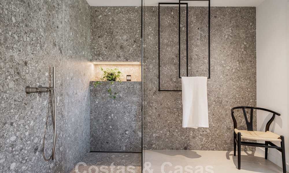 Lujoso ático dúplex con interior contemporáneo en venta, en primera línea de golf en el valle del golf de Nueva Andalucía, Marbella 63335