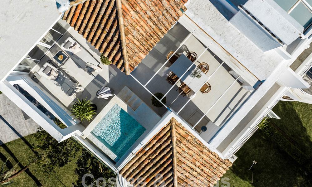 Lujoso ático dúplex con interior contemporáneo en venta, en primera línea de golf en el valle del golf de Nueva Andalucía, Marbella 63337