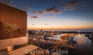 Moderno ático reformado en venta, primera línea en el icónico puerto deportivo de Puerto Banús, Marbella 63431 