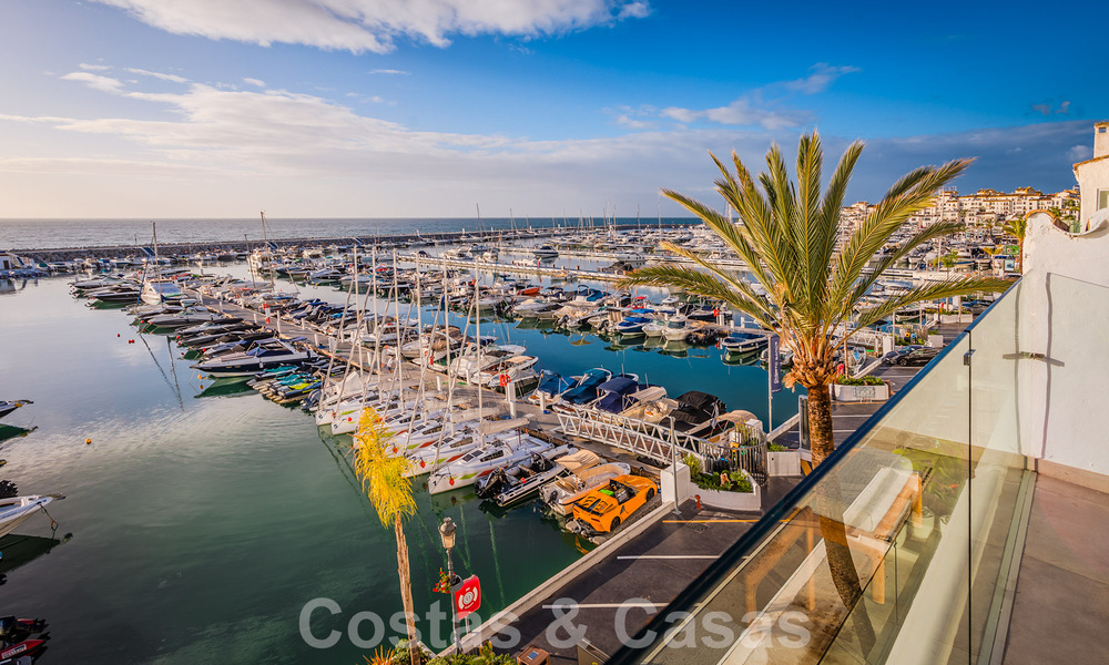 Moderno ático reformado en venta, primera línea en el icónico puerto deportivo de Puerto Banús, Marbella 63443