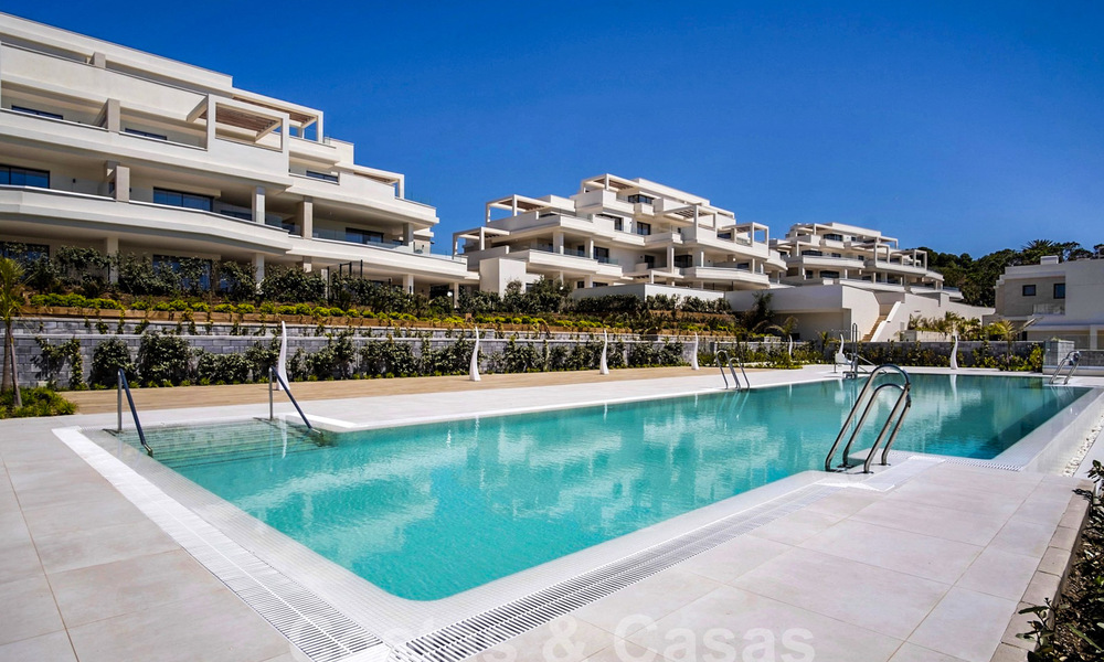 Moderno apartamento con jardín en venta con vistas al mar en un lujoso complejo de playa en la Nueva Milla de Oro, Marbella - Estepona 63395